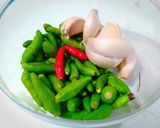 รูปขั้นตอนการทำที่ 1 ของ ดอกขจรผัดไข่วุ้นเส้น