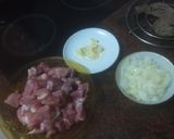 Foto del paso 1 de la receta: Carne de cochino con garbanzos y papas al mojo hervido