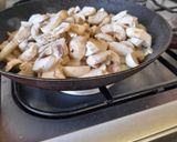 Gombás, kolbászos pizza recept fázis 3 fotója