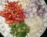 Foto langkah ke 2 dari resep Tumis Kentang Kornet Pedas.