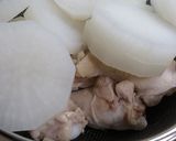 A picture of step 2 of Stewed Daikon Radish and Chicken Drumettes.