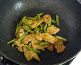 A picture of step 3 of Simple Stir Fried Pork and Green Beans with Oyster Sauce and Mayonnaise.