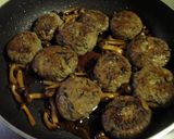 A picture of step 5 of Hijiki Seaweed Teriyaki Hamburger Steaks.
