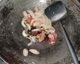 Foto langkah ke 3 dari resep Tumis sosis bawang bombay.