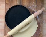 Foto del passaggio 2 della ricetta Crostata alla crema di Pinoli
