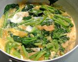 A picture of step 4 of Spinach and Deep Fried Tofu with Eggs.
