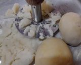 A picture of step 2 of Samosa - garma garma with the chutney.