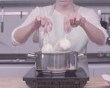 A picture of step 2 of Eggs Benedict.