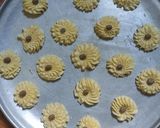 Foto langkah ke 4 dari resep Kue Semprit Susu.