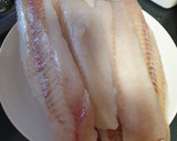 Foto del paso 1 de la receta: Abadejo en salsa de ajetes y cebolla