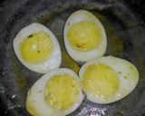 A picture of step 2 of Egg matar masala.