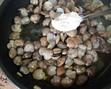 Foto del paso 5 de la receta: Pescada con almejas y gulas