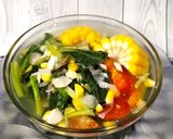 Foto langkah ke 3 dari resep *Bening Sawi Ijo Jagung Tomat*.