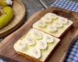 Gambar langkah 2 resipi Roti pisang bermadu keju.