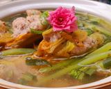 Hình bước làm 3 của món Cơm nhà có món gà và có nhiều hoa