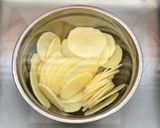 Foto del paso 3 de la receta: Matambrito de cerdo relleno con chips de papa y zanahoria a las hierbas