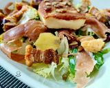Foto del paso 7 de la receta: Ensalada templada de torreznos y queso a la parrilla con melocotón y jamón