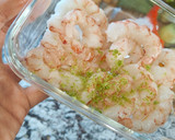 Foto del paso 2 de la receta: Ceviche fácil de gambas y aguacate
