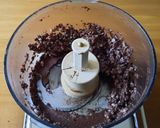 Foto del passaggio 4 della ricetta Finto gelato con banana congelata e cacao