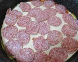 Tortillás 🍕 tojásos pizza 🌯🍳 szalámival és sajttal 🧀 recept fázis 4 fotója