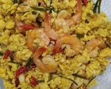 Foto langkah ke 3 dari resep Udang Telur Daun Jeruk.