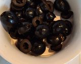 Foto del passaggio 2 della ricetta Spaghetti ai pomodorini freschi con capperi e olive