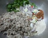 A picture of step 4 of Larb Moo / Thai Spicy Minced Pork Salad.