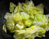 A picture of step 4 of Fried Eggs with Avocado and Cabbage.