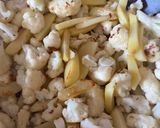 A picture of step 1 of Cauliflower and potato curry.