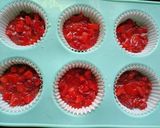 स्ट्रॉबेरी क्रंबल कपकेक्स (विथ व्हॅनिला आईस्क्रीम)(Strawberry crumble cupcakes recipe in marathi) रेसिपी स्टेप 4 फोटो 