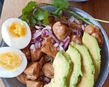 Une image de l'étape 3 de Pokebowl au poulet, avocat et oeuf.