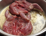 Foto del paso 1 de la receta: Codornices con tomate y alcachofas, con toque picante