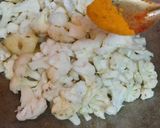 A picture of step 8 of Cauliflower dry veg 😋.