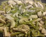 Foto del paso 5 de la receta: Pollo con nopal en salsa de guajillo🌺