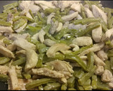 Foto del paso 5 de la receta: Pollo con nopal en salsa de guajillo🌺