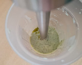 Foto del paso 2 de la receta: Salsa fresca de albahaca y queso azul 💙 sobre la base de yogur