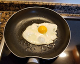 Foto del paso 3 de la receta: Bacon y huevo frito
