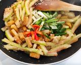 Foto langkah ke 4 dari resep Tumis Tempe Kulit Semangka.