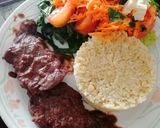 Foto del paso 3 de la receta: Cerdo en salsa de vino con arroz ajonjolí y ensalada