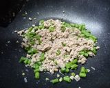รูปขั้นตอนการทำที่ 3 ของ กะเพราหมูสับ เต้าหู้ไข่ คลีน