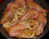 Foto del paso 3 de la receta: Calamares encebollados con gambas