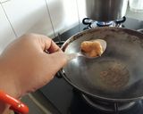 A picture of step 2 of Okra fry using panch phoran.