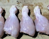 Foto del paso 2 de la receta: Muslos de pollo estofados con almendras, arándanos y pasas