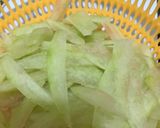 Foto langkah ke 1 dari resep Tumis kulit putih semangka ebi pedas.