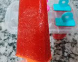 Foto del paso 3 de la receta: Paletas heladas de frutilla 🍓 (al agua) 💕