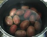 Une image de l'étape 1 de Salade surprise de pommes de terre aux tomates cerises, petits oignons blancs et lomo fumé.