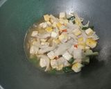 Foto langkah ke 4 dari resep Tumis Jamur Tiram Tahu Kuning.