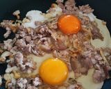 รูปขั้นตอนการทำที่ 2 ของ หมูสับผัดไข่ ใบชะพลู