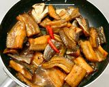 Hình bước làm 3 của món Khô Cá Lóc Chiên Dấm Đường
