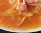 Foto del paso 5 de la receta: Sopa de col con tocino y salchichas